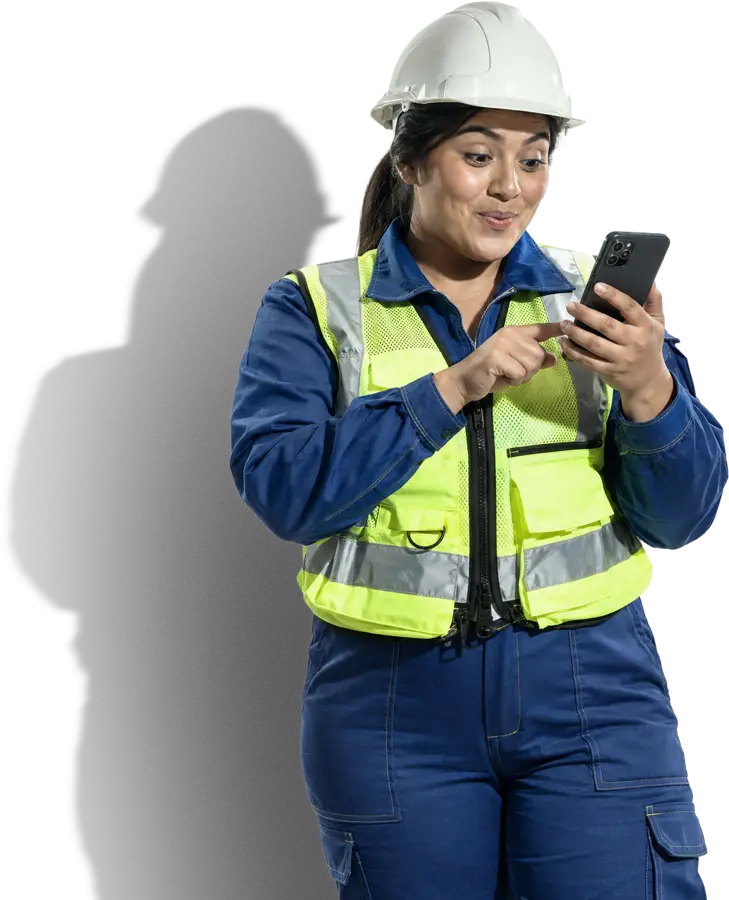 Colaboradora de operaciones con casco usando su celular
