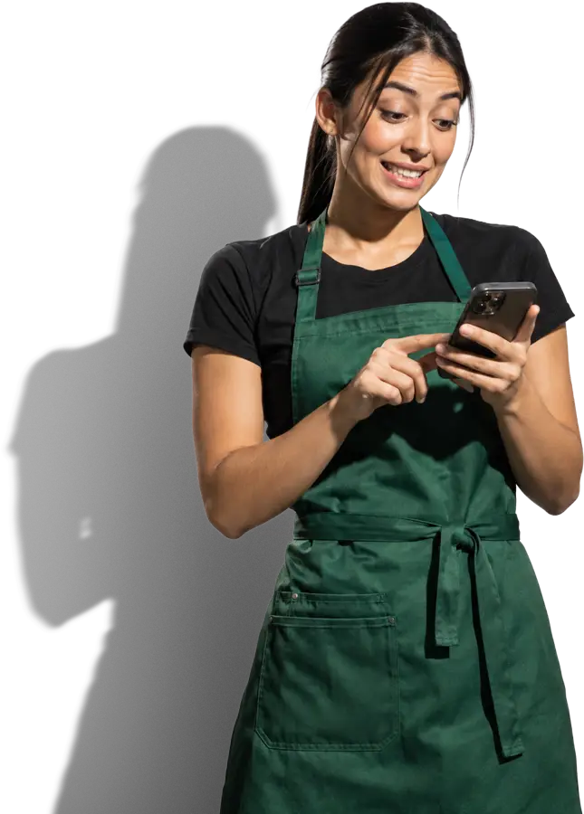 Colaboradora de retail usando su celular
